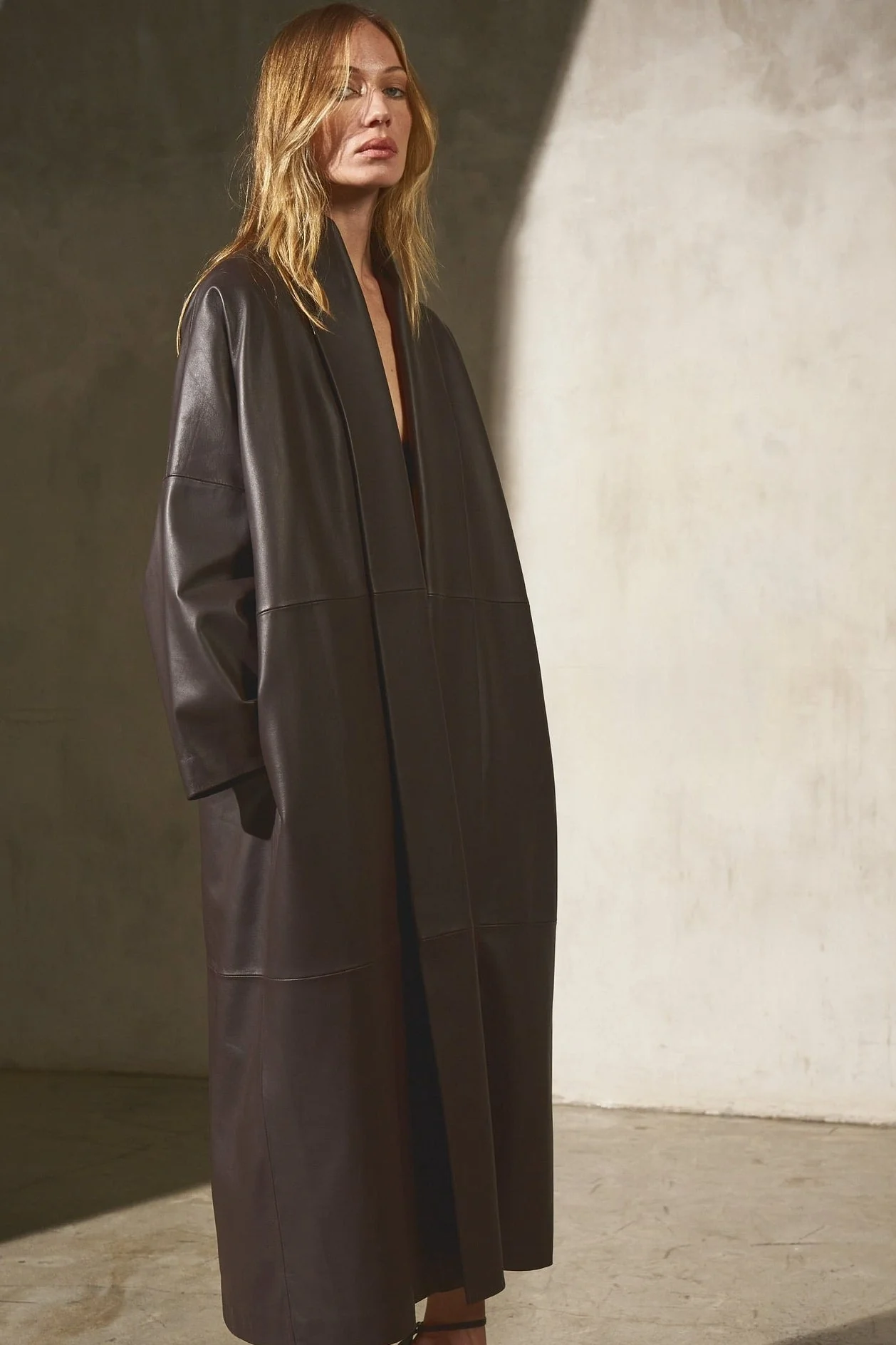 LEATHER CAPE COAT - Dark Espresso - Image 10