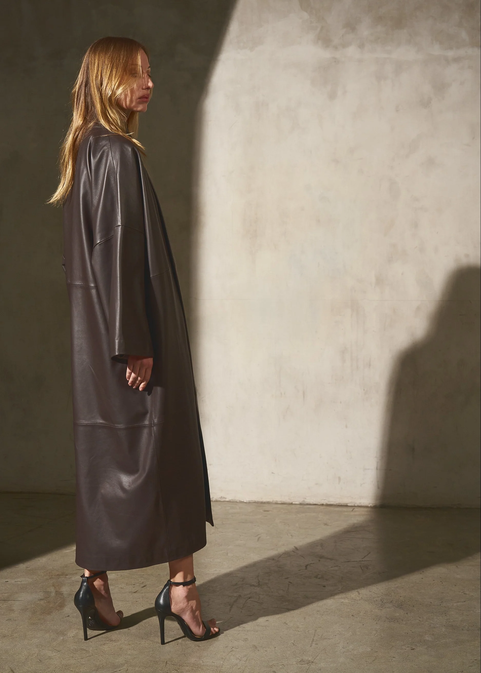 LEATHER CAPE COAT - Dark Espresso - Image 5