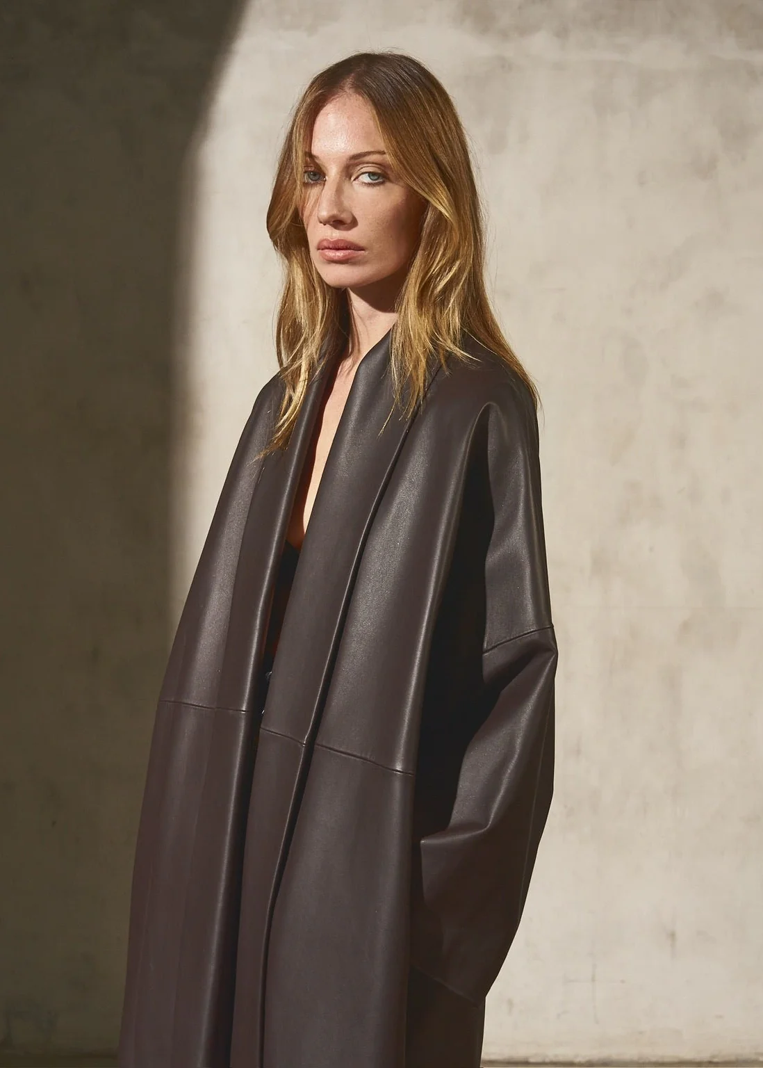 LEATHER CAPE COAT - Dark Espresso - Image 6