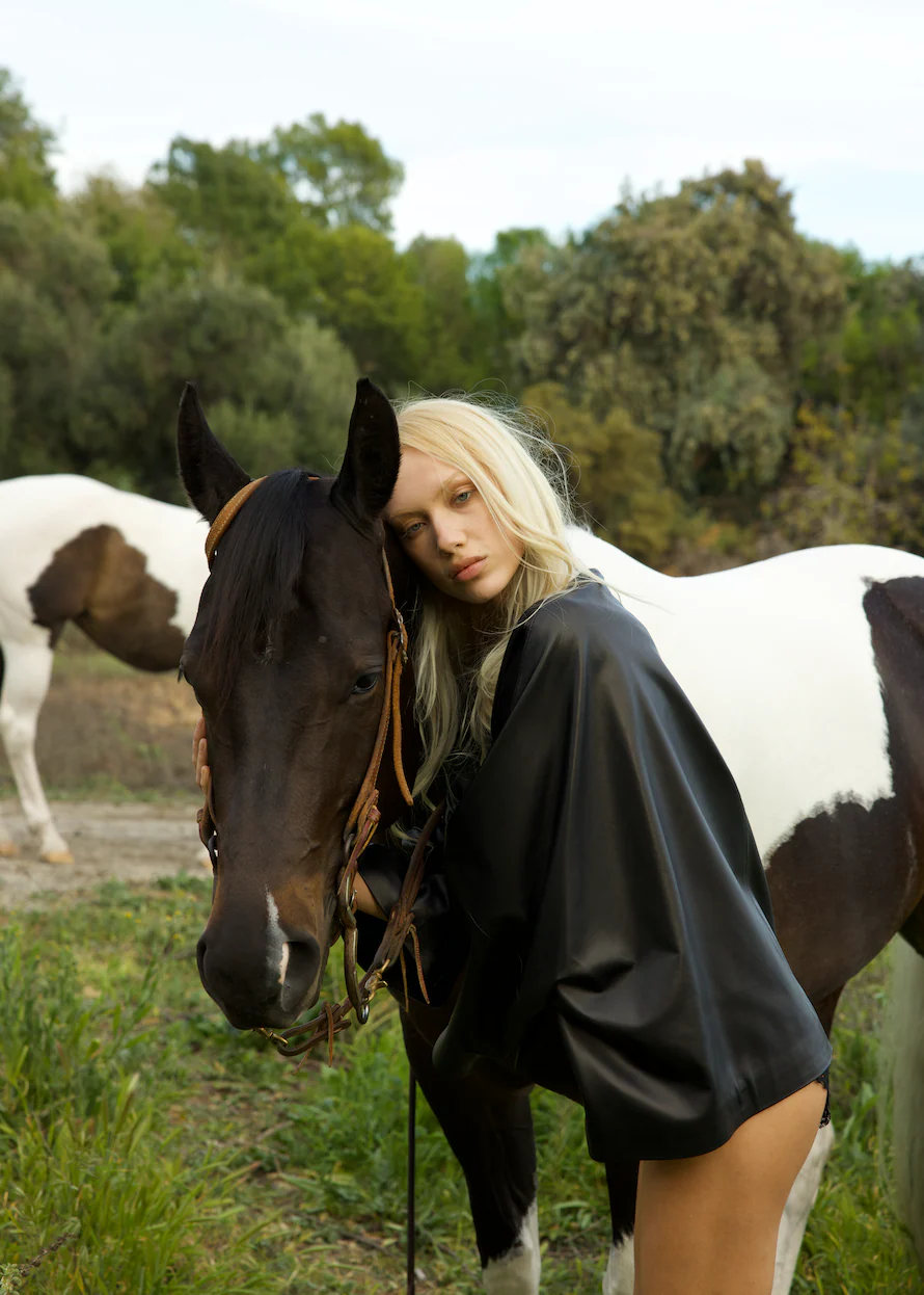 PAPERWEIGHT LEATHER CAPE - Noir - Image 4