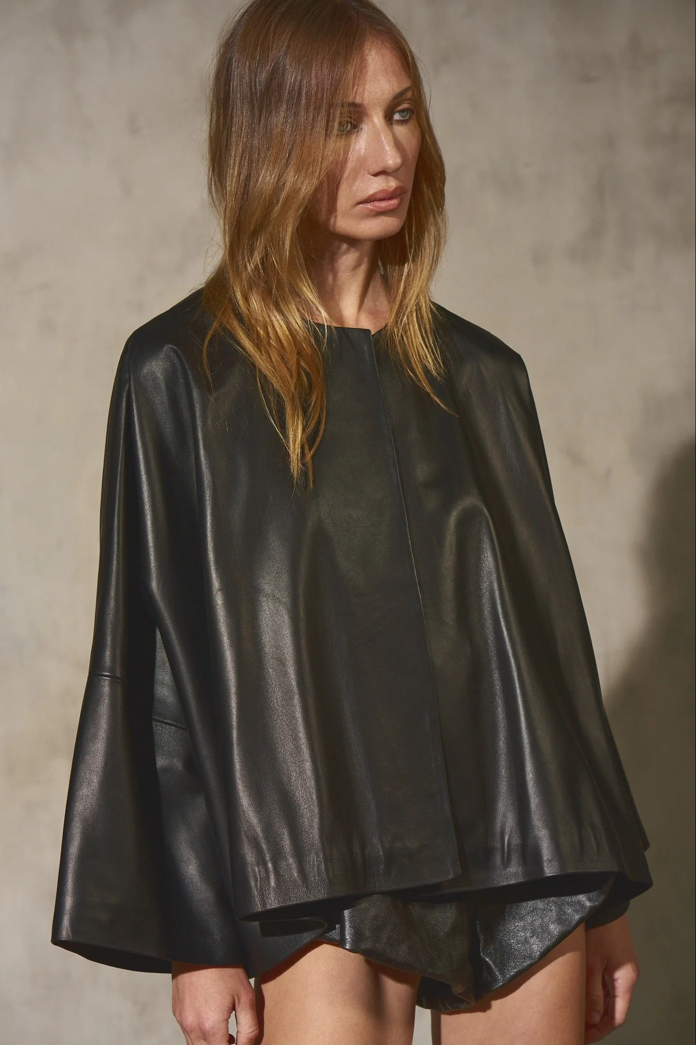 PAPERWEIGHT LEATHER CAPE - Noir - Image 5